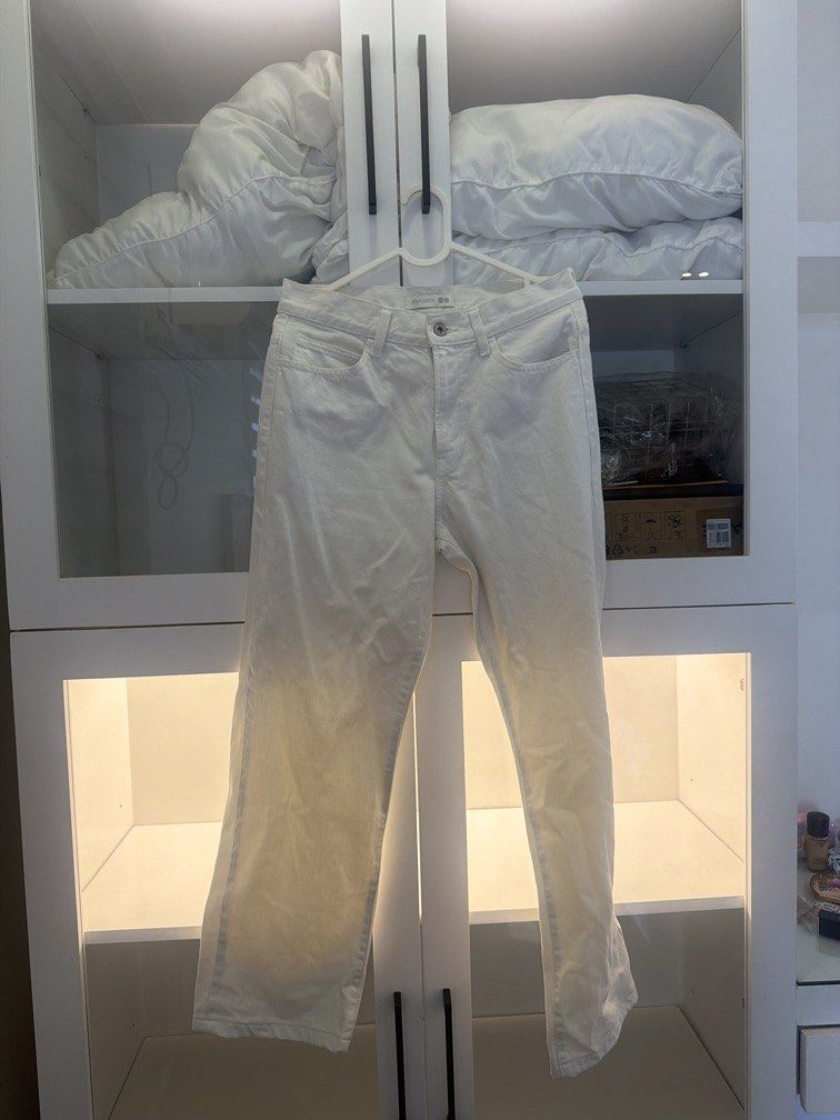 Uniqlo jwa white jeans (Category: Jeans) located in Quezon City. Submitted by destashingmycloset (Listing ID 1470155844, Image 1). Description: .
