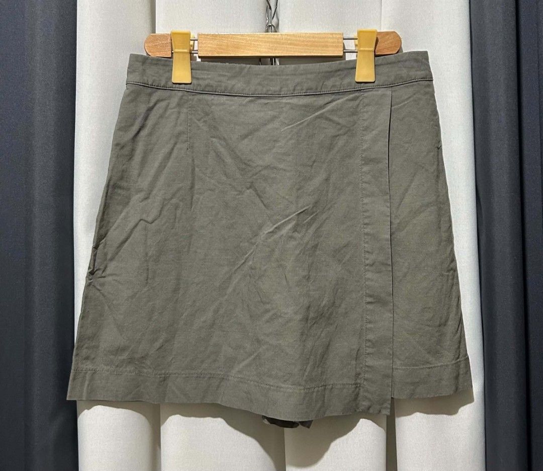 Uniqlo Linen Blend Skort (Category: Other Bottoms) located in Guinobatan. Submitted by lorocathrifts (Listing ID 1470259863, Image 2). Description: Uniqlo Linen Blend Skort 🛒450‼️ 𝐒𝐢𝐳𝐞: Large on tag 𝐂𝐨𝐥𝐨𝐫: Olive Green 𝐂𝐨𝐧𝐝𝐢𝐭𝐢𝐨𝐧: Good, gusot ✨🆁🅴🅼🅸🅽🅳🅴🆁🆂✨ ♡ Mine now, pay now ♡ Color may slightly vary due to lighting. ♡ sf starts @51 +2 pesos for pouch 🛍️𝐕𝐢𝐚 𝐉&𝐓 💸𝐆𝐂𝐚𝐬𝐡 📍𝐁𝐢𝐜𝐨𝐥 .