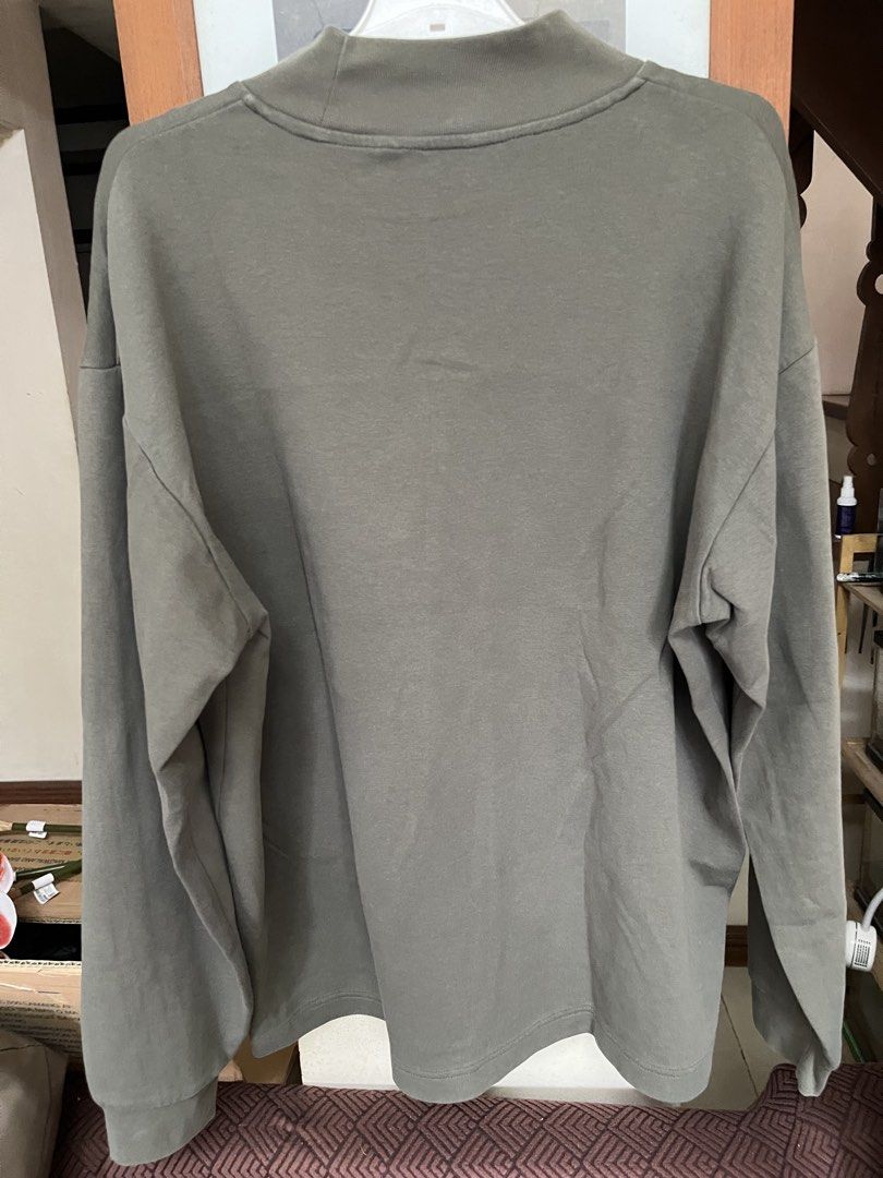 Uniqlo long sleeves (Category: Longsleeves) located in Bacoor. Submitted by ayit. (Listing ID 1470164834, Image 2). Description: Orig personal japan gling sf inc - Color: Olive green - Style: Mock neck, long sleeve, oversized fit with dropped shoulders - Material: Heavy cotton with great structure - Details: Plain front and back, clean hems, ribbed collar - Best for: Daily wear or easy layering.