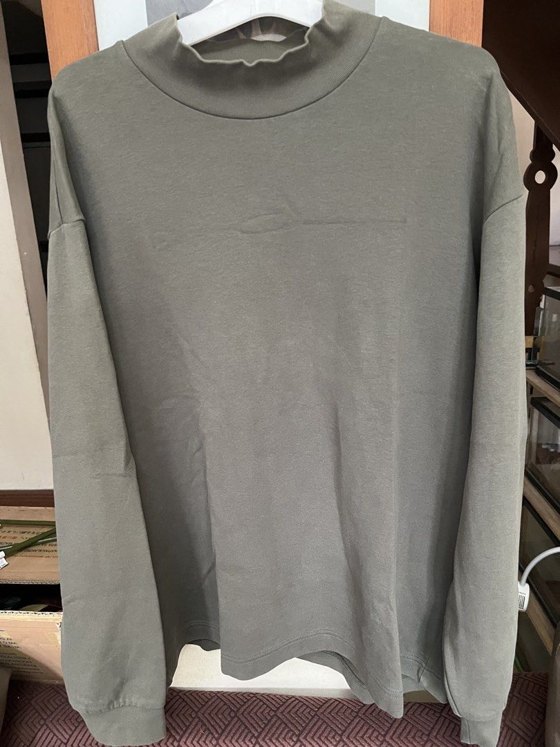 Uniqlo long sleeves (Category: Longsleeves) located in Bacoor. Submitted by ayit. (Listing ID 1470164834, Image 1). Description: Orig personal japan gling sf inc - Color: Olive green - Style: Mock neck, long sleeve, oversized fit with dropped shoulders - Material: Heavy cotton with great structure - Details: Plain front and back, clean hems, ribbed collar - Best for: Daily wear or easy layering.