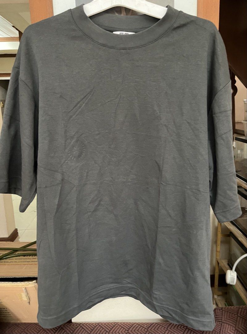 Uniqlo mens (Category: Tshirts & Polo Shirts ) located in Bacoor. Submitted by ayit. (Listing ID 1470167577, Image 1). Description: - Brand: Uniqlo - Item: Men's T-Shirt - Size: Medium (EU 50 / UK 40 / US 40) - Color: Dark Gray / Charcoal - Design: Classic crew neck, short sleeves, solid minimalist style - Condition: Good pre-owned condition, comfortable fabric.
