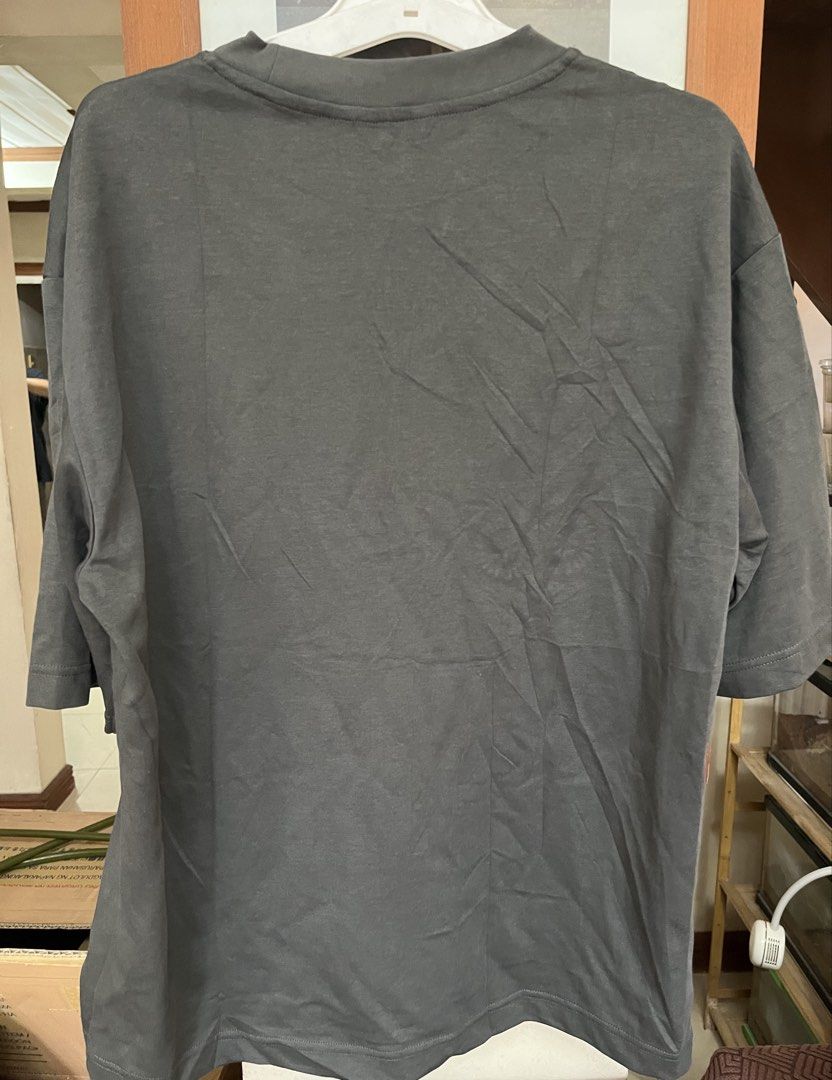 Uniqlo mens (Category: Tshirts & Polo Shirts ) located in Bacoor. Submitted by ayit. (Listing ID 1470167577, Image 2). Description: - Brand: Uniqlo - Item: Men's T-Shirt - Size: Medium (EU 50 / UK 40 / US 40) - Color: Dark Gray / Charcoal - Design: Classic crew neck, short sleeves, solid minimalist style - Condition: Good pre-owned condition, comfortable fabric.