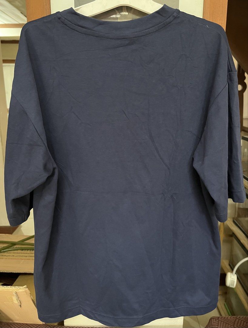 Uniqlo mens (Category: Tshirts & Polo Shirts ) located in Bacoor. Submitted by ayit. (Listing ID 1470168598, Image 2). Description: Original personal japan gling once use halos new good cond sf inc - Brand: Uniqlo - Item: Men's T-shirt - Color: Dark Navy Blue - Size: Medium (M) - Condition: 4/5, well-maintained - Style: Casual crew neck, short sleeves - Material: Soft and breathable fabric, ideal for everyday use.