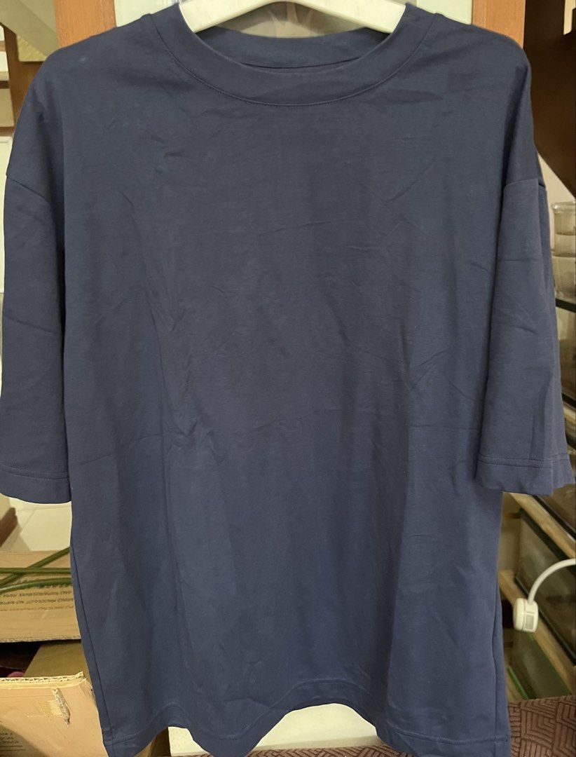 Uniqlo mens (Category: Tshirts & Polo Shirts ) located in Bacoor. Submitted by ayit. (Listing ID 1470168598, Image 1). Description: Original personal japan gling once use halos new good cond sf inc - Brand: Uniqlo - Item: Men's T-shirt - Color: Dark Navy Blue - Size: Medium (M) - Condition: 4/5, well-maintained - Style: Casual crew neck, short sleeves - Material: Soft and breathable fabric, ideal for everyday use.