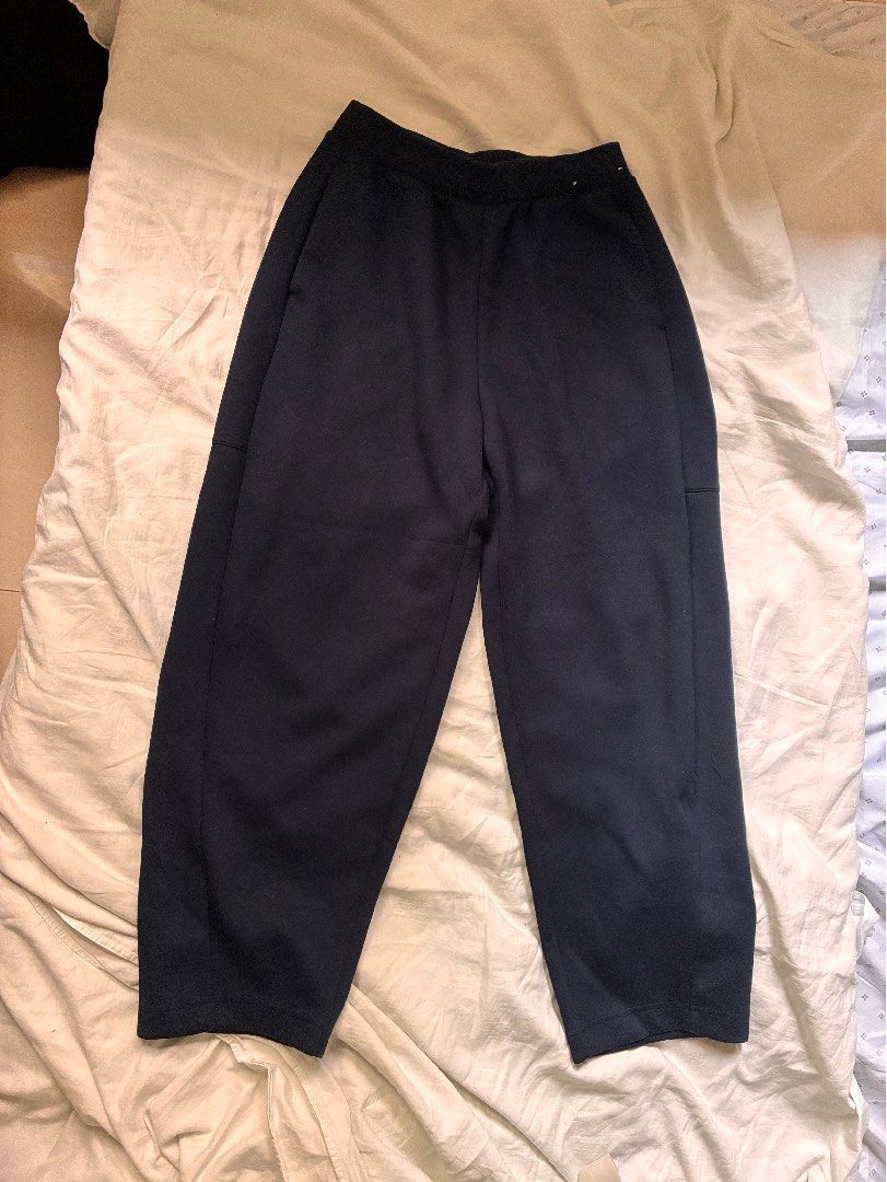 Uniqlo Navy Barrel Sweatpants Size S (Category: Other Bottoms) located in Cagayan de Oro. Submitted by xxadl (Listing ID 1470165721, Image 1). Description: - Brand/Model: Uniqlo Navy Barrel Sweatpants - Size: S (Fits waist 61-67cm) - Material: Soft polyester, rayon, and spandex blend - Features: Adjustable drawstring waistband and convenient side pockets - Condition: no discolorations, thick and perfect for lounging or everyday casual use. SO COM