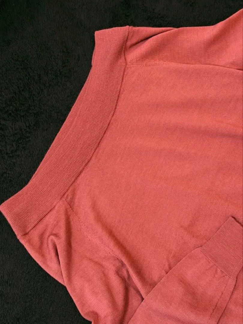 Uniqlo Off-Shoulder Sweater Longsleeve (Category: Longsleeves) located in Baguio. Submitted by iacy.finds (Listing ID 1470228677, Image 2). Description: Uniqlo off-shoulder knit sweater in a dusty pink shade. Made from 100% pure new wool, nice and warm. Ribbed collar, cuffs, and hem. Size M, fits bust 80-86 cm. Made in China. Great staple piece for cooler weather..