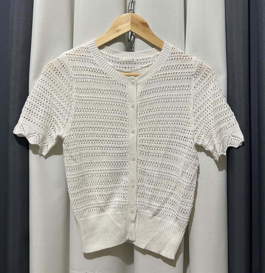 Uniqlo Openwork Short Cardigan (Category: Blouses) located in Guinobatan. Submitted by lorocathrifts (Listing ID 1470257735, Image 2). Description: Uniqlo Openwork Cardigan 🛒400‼️ 𝐒𝐢𝐳𝐞: Xs on tag (keri to Small) 𝐂𝐨𝐥𝐨𝐫: Offwhite 𝐂𝐨𝐧𝐝𝐢𝐭𝐢𝐨𝐧: Good-Excellent ✨🆁🅴🅼🅸🅽🅳🅴🆁🆂✨ ♡ Mine now, pay now ♡ Color may slightly vary due to lighting. ♡ sf starts @51 +2 pesos for pouch 🛍️𝐕𝐢𝐚 𝐉&𝐓 💸𝐆𝐂𝐚𝐬𝐡 📍𝐁𝐢𝐜𝐨𝐥 .