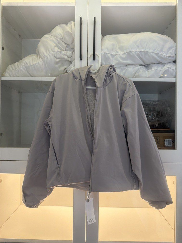 Uniqlo reversible fleece jacket (Category: Coats, Jackets and Outerwear) located in Quezon City. Submitted by destashingmycloset (Listing ID 1470163029, Image 1). Description: .