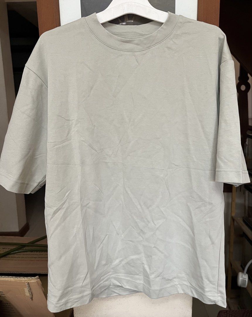 Uniqlo shirt (Category: Tshirts & Polo Shirts ) located in Bacoor. Submitted by ayit. (Listing ID 1470167229, Image 1). Description: Orig personal japan gling - Brand: Uniqlo - Size: S - Color: Light Grey - Condition: Excellent (Layered condition 4) - Material: Premium, breathable cotton blend - Fit: Relaxed / Comfort fit - Ideal for casual daily wear in any weather.