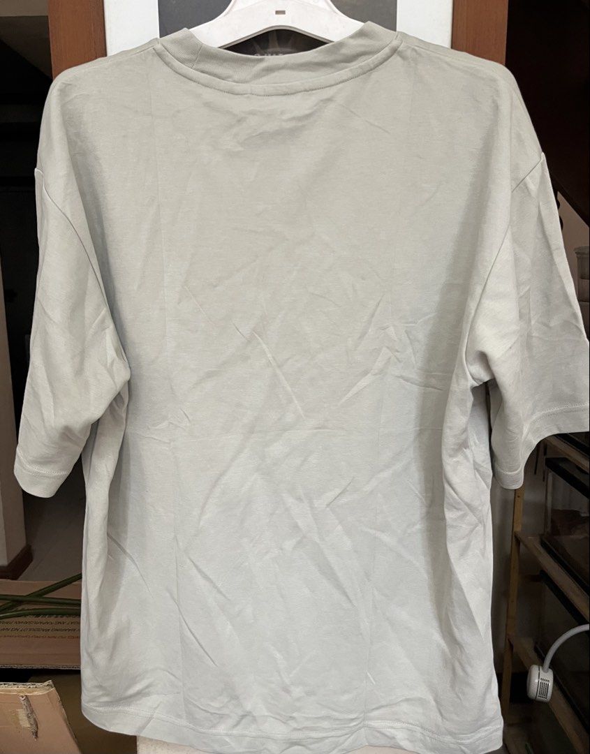 Uniqlo shirt (Category: Tshirts & Polo Shirts ) located in Bacoor. Submitted by ayit. (Listing ID 1470167229, Image 2). Description: Orig personal japan gling - Brand: Uniqlo - Size: S - Color: Light Grey - Condition: Excellent (Layered condition 4) - Material: Premium, breathable cotton blend - Fit: Relaxed / Comfort fit - Ideal for casual daily wear in any weather.
