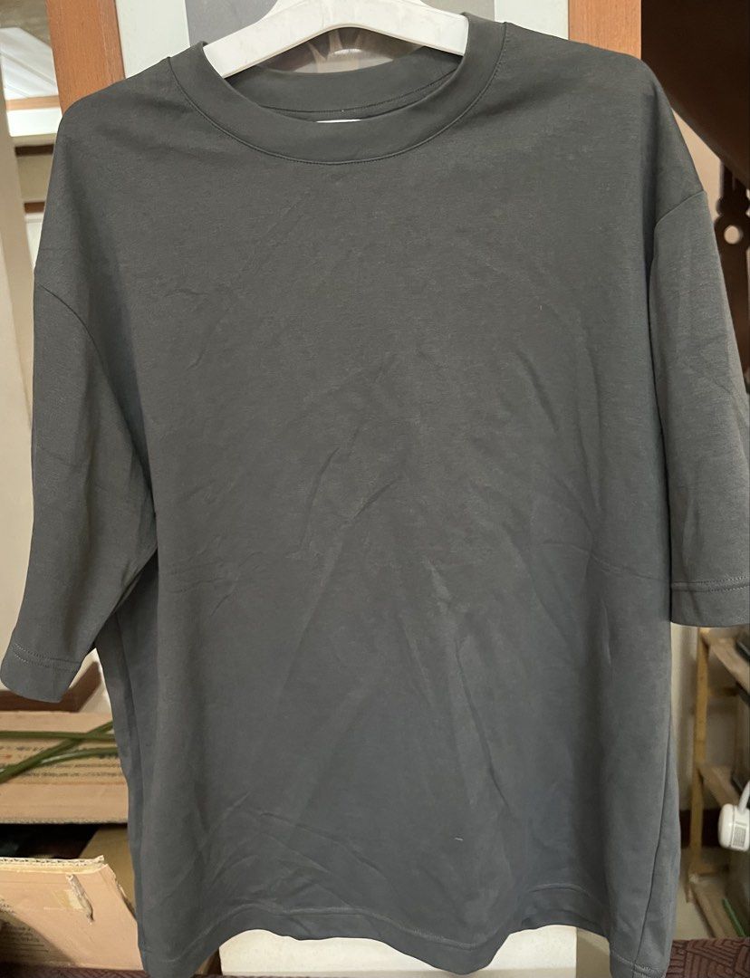 Uniqlo shirt (Category: Tshirts & Polo Shirts ) located in Bacoor. Submitted by ayit. (Listing ID 1470168775, Image 1). Description: Orig personal japan like new cond sf inc - Brand: Uniqlo - Color: Dark Gray - Size: M - Style: Casual crewneck t-shirt with a relaxed fit - Condition: Well-maintained and ready to wear - Location: Citta Italia Subdivision, Bacoor, Cavite.