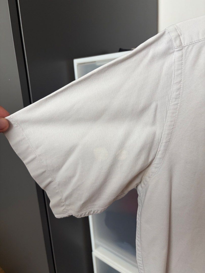 Uniqlo Short Sleeve Button Down Shirt Size M (Category: Formal Shirts) located in Quezon City. Submitted by nikoabl (Listing ID 1470149829, Image 3). Description: - Brand: Uniqlo - Color: Light Grey - Size: Medium (M) - Fit: Regular fit - Material: Smooth cotton-blend fabric - Details: Classic button-down collar, front chest pocket, matching buttons - Condition: Clean overall look with minimal wear around the collar fold Issues: Collar not notice