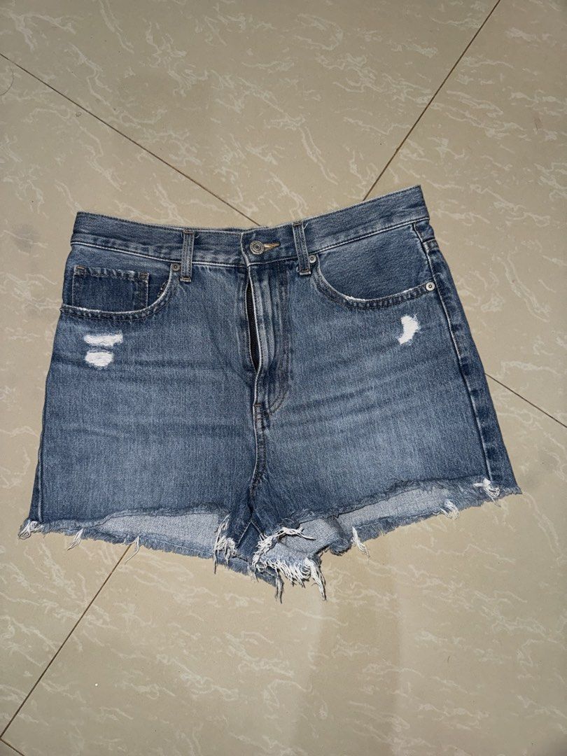 Uniqlo shorts (Category: Shorts) located in Davao. Submitted by twogirlsapparel (Listing ID 1470251444, Image 1). Description: .