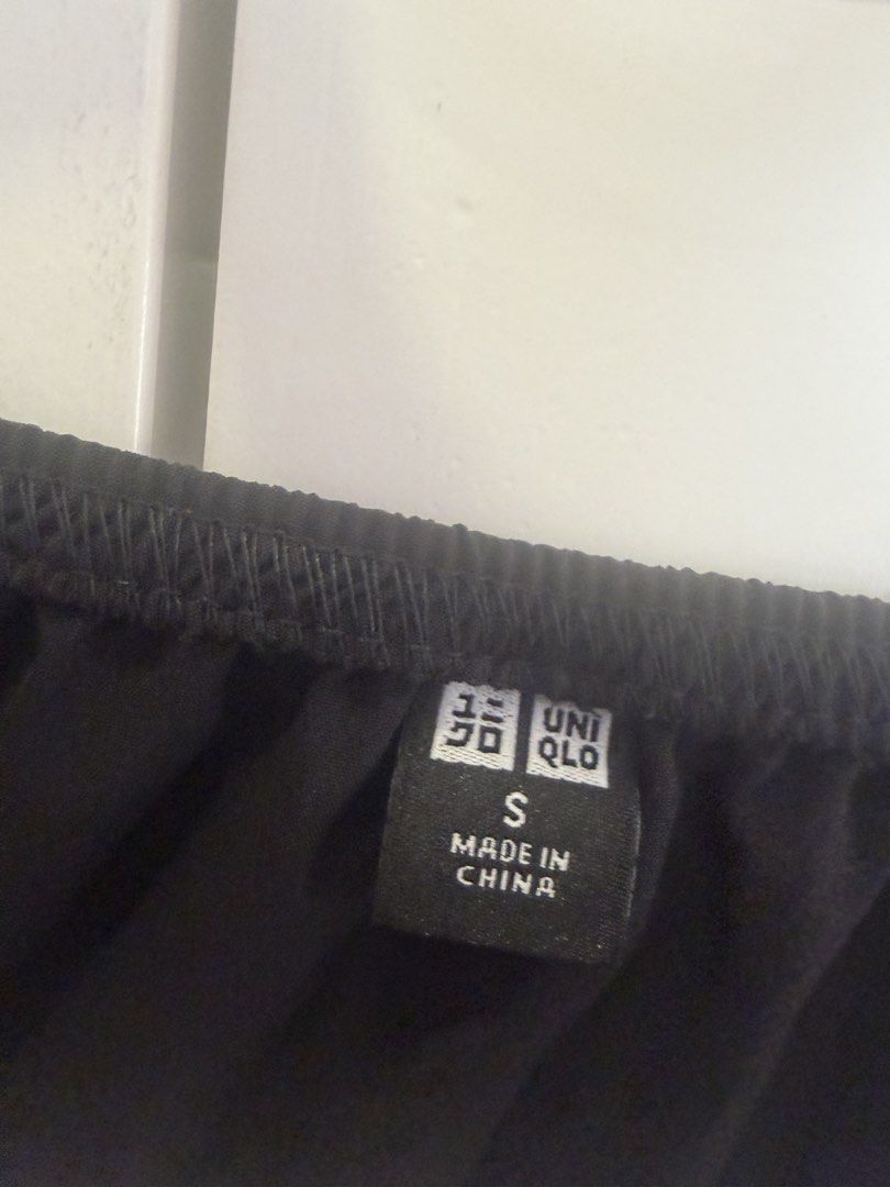Uniqlo skirt (Category: Skirts) located in Quezon City. Submitted by destashingmycloset (Listing ID 1470209249, Image 2). Description: .