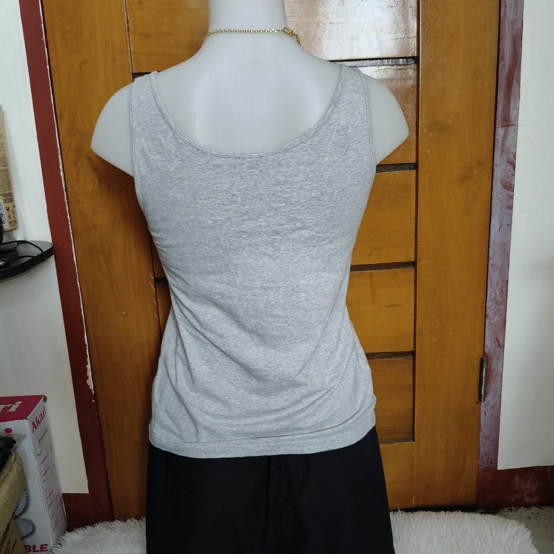 Uniqlo sleeveless top (Category: Sleeveless) located in Midsayap. Submitted by leighdeelovelylocks (Listing ID 1470201575, Image 3). Description: handpicked and carefully thrifted.