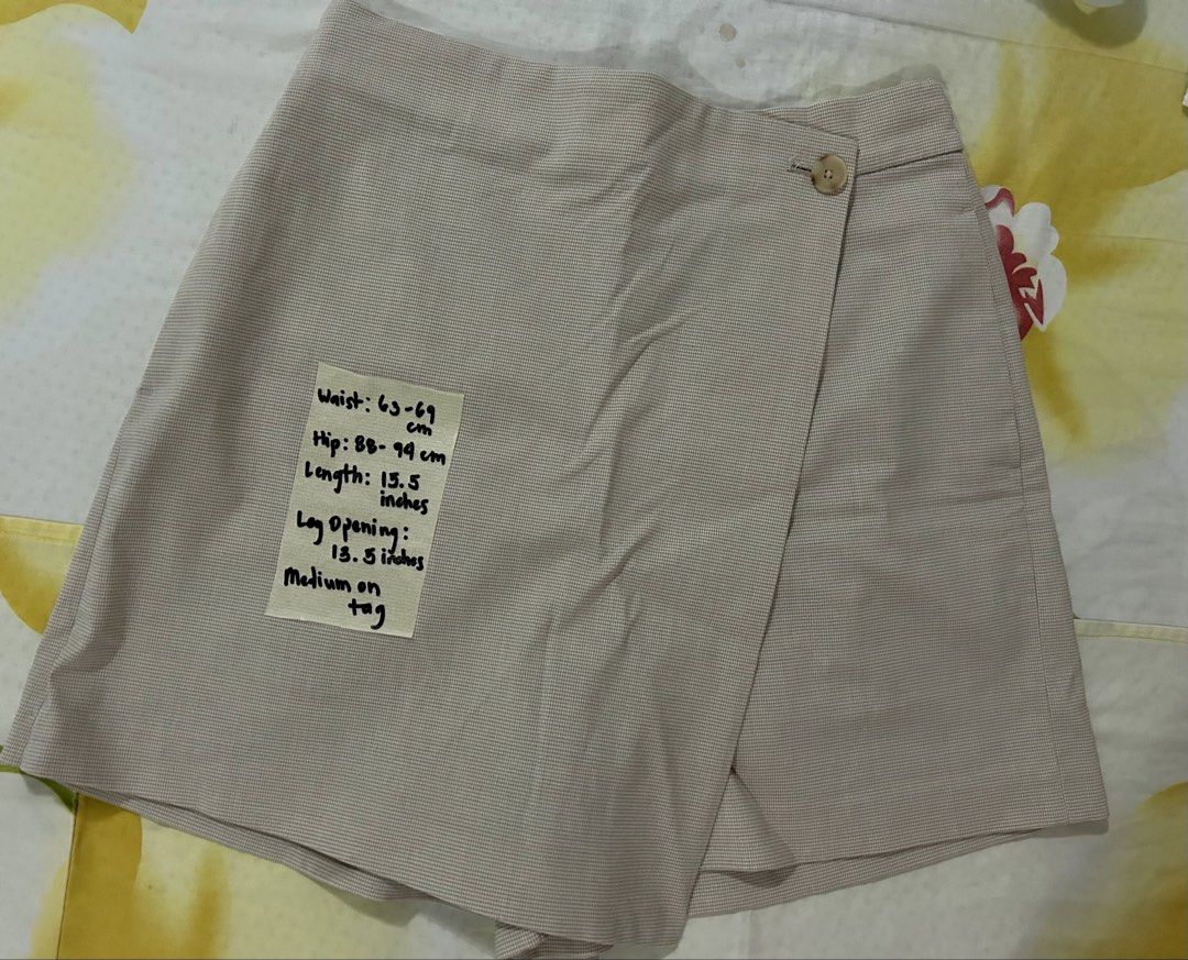 Uniqlo Smart Skort Houndstooth Beige Size M (Category: Skirts) located in Binangonan. Submitted by aubreys_preloved (Listing ID 1470141977, Image 1). Description: - Brand: Uniqlo - Style: Smart Skort - Color/Pattern: Houndstooth Beige - Size: Medium (Waist: 63-69 cm, Hips: 88-94 cm, Length 15.5 inches, Leg opening 13.5 inches) - RFS: Decluttering - Only worn once - Original price: 1,490 - Location: Binangonan (Tagpos) -MOP: Gcash / GoTyme only -M