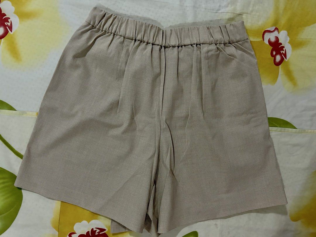 Uniqlo Smart Skort Houndstooth Beige Size M (Category: Skirts) located in Binangonan. Submitted by aubreys_preloved (Listing ID 1470141977, Image 2). Description: - Brand: Uniqlo - Style: Smart Skort - Color/Pattern: Houndstooth Beige - Size: Medium (Waist: 63-69 cm, Hips: 88-94 cm, Length 15.5 inches, Leg opening 13.5 inches) - RFS: Decluttering - Only worn once - Original price: 1,490 - Location: Binangonan (Tagpos) -MOP: Gcash / GoTyme only -M
