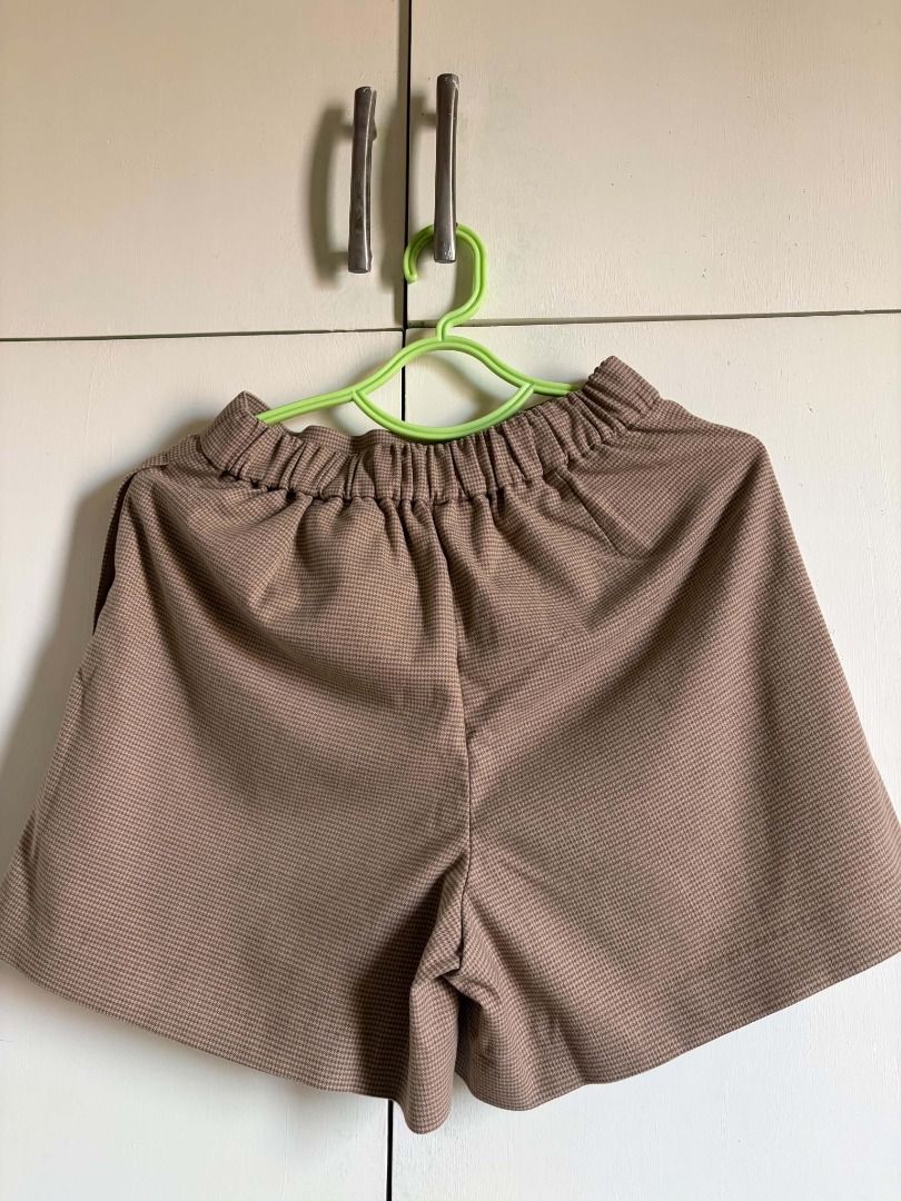 UNIQLO Smart Skort Houndstooth (Category: Skirts) located in Quezon City. Submitted by gruthbue (Listing ID 1470345929, Image 2). Description: - Used once or twice - Color: Beige - Size: S RFS: No longer used 📍Seller Loc.: Quezon City, Metro Manila Payment 1st (GCash/BDO) Grab Express/Lalamove or Meet up.