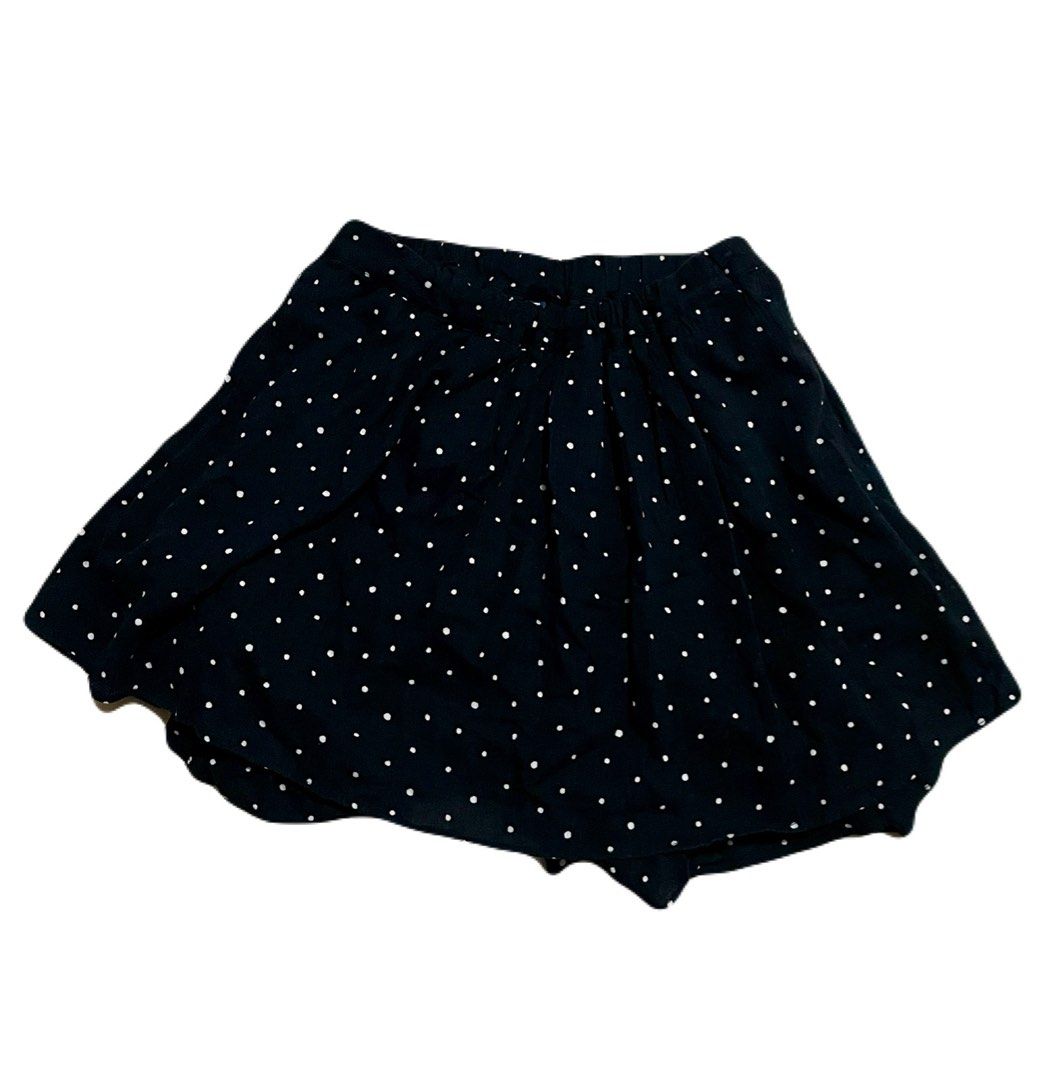 Uniqlo Tiered Skort (Category: Skirts) located in Makati City. Submitted by nikarchives (Listing ID 1470282573, Image 2). Description: - Brand: Uniqlo Kids (Size 160 / Fits Size S / For reference I wear size 27in bottoms) - Design: Black tiered skort with cute white polka dots - Features: Built-in shorts for ultimate comfort and convenient side pockets - Material: 100% cotton body for breathable everyday wear.