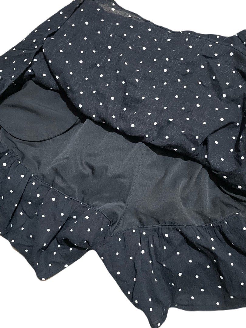 Uniqlo Tiered Skort (Category: Skirts) located in Makati City. Submitted by nikarchives (Listing ID 1470282573, Image 3). Description: - Brand: Uniqlo Kids (Size 160 / Fits Size S / For reference I wear size 27in bottoms) - Design: Black tiered skort with cute white polka dots - Features: Built-in shorts for ultimate comfort and convenient side pockets - Material: 100% cotton body for breathable everyday wear.