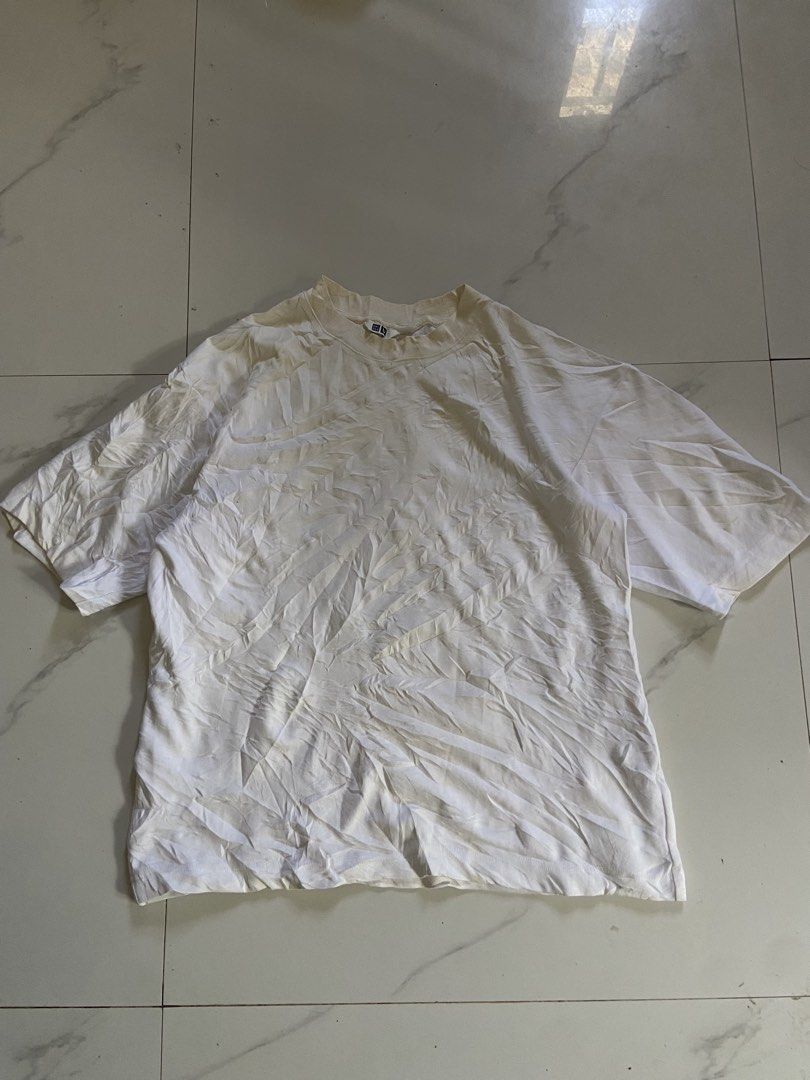 Uniqlo U White Tshirt M (Category: Tshirts & Polo Shirts ) located in Alcala. Submitted by abasolo_jv (Listing ID 1470188227, Image 1). Description: Good Condition no issues no pinhole 10/10 Color Rate 21x25 Dimes med on tag try to offer.