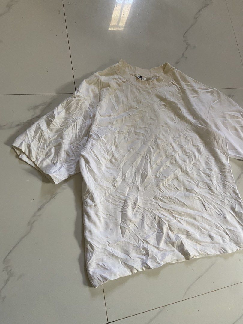Uniqlo U White Tshirt M (Category: Tshirts & Polo Shirts ) located in Alcala. Submitted by abasolo_jv (Listing ID 1470188227, Image 3). Description: Good Condition no issues no pinhole 10/10 Color Rate 21x25 Dimes med on tag try to offer.