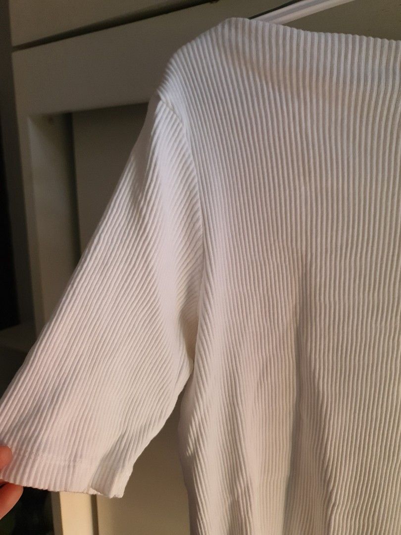 Uniqlo White Ribbed Top XL (Category: Longsleeves) located in Paranaque City. Submitted by love_opaque (Listing ID 1470227344, Image 3). Description: - Brand: Uniqlo - Color: White - Size: XL - Material: Stretchy ribbed fabric - Origin: Made in Vietnam - Style: Classic basic - Versatility: Easy to match with jeans or skirts - Condition: Clean and ready to wear.
