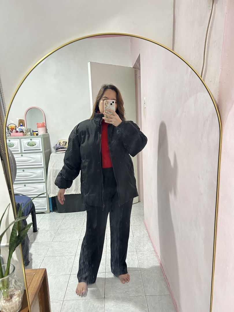 UNISEX Black Puffer Jacket Winter Outerwear (Category: Coats, Jackets and Outerwear) located in Makati City. Submitted by aizy_sell (Listing ID 1470263397, Image 3). Description: - Color: Solid black - Size: 2XL - Design: Padded for maximum warmth with a high collar - Closure: Front zipper - Sleeves: Long with fitted cuffs - Condition: Clean and ready for your winter wardrobe.