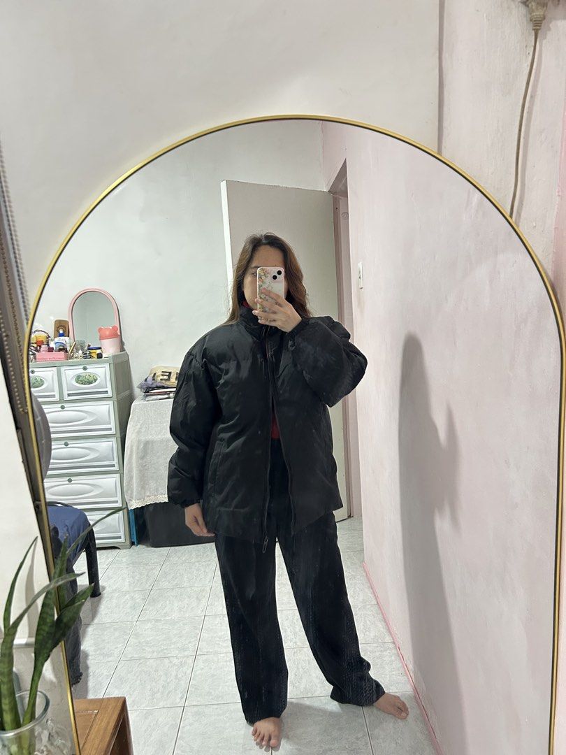 UNISEX Black Puffer Jacket Winter Outerwear (Category: Coats, Jackets and Outerwear) located in Makati City. Submitted by aizy_sell (Listing ID 1470263397, Image 2). Description: - Color: Solid black - Size: 2XL - Design: Padded for maximum warmth with a high collar - Closure: Front zipper - Sleeves: Long with fitted cuffs - Condition: Clean and ready for your winter wardrobe.