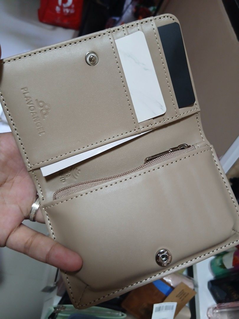 Unisex Small Compact wallet Og plavo (Category: Wallets & Card holders) located in Calumpit. Submitted by collectionspurses (Listing ID 1470154619, Image 2). Description: orig Plavo , unisex, imported.