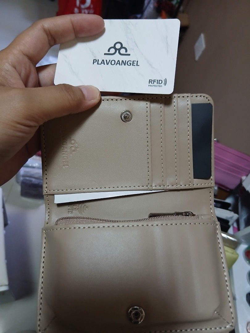 Unisex Small Compact wallet Og plavo (Category: Wallets & Card holders) located in Calumpit. Submitted by collectionspurses (Listing ID 1470154619, Image 3). Description: orig Plavo , unisex, imported.
