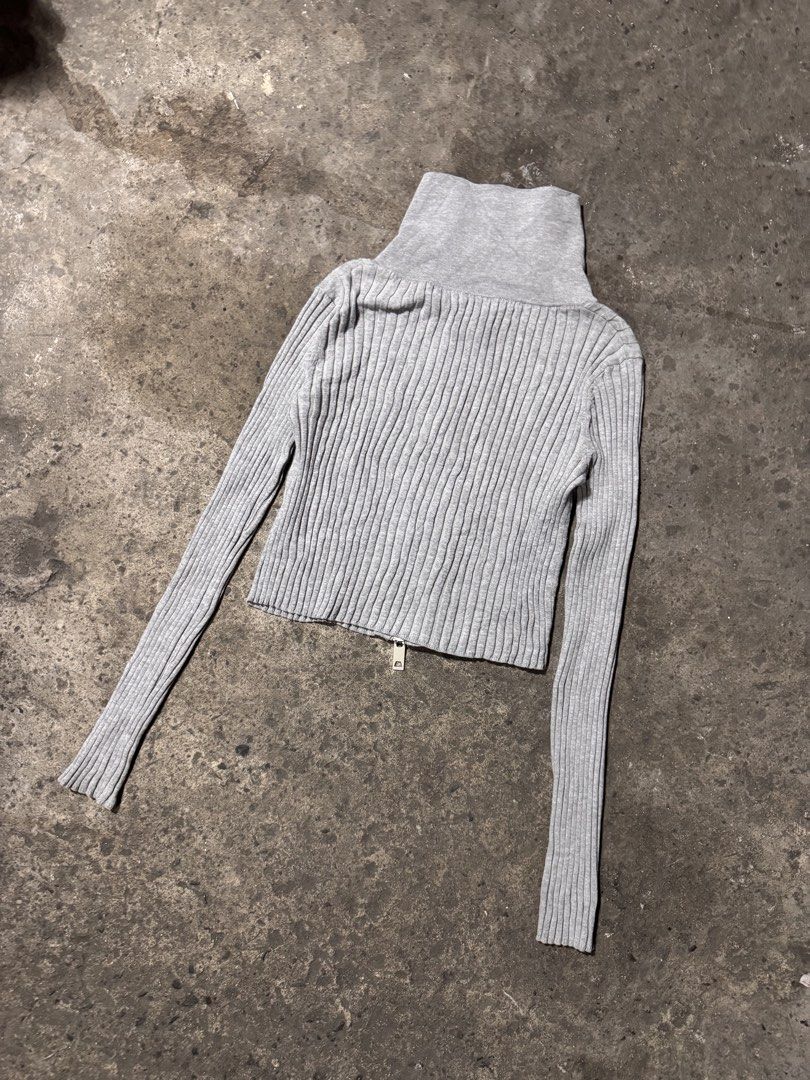 Urban revivo (Category: Others Tops) located in Pasig City. Submitted by dripthrift1600 (Listing ID 1470313677, Image 2). Description: - Urban Revivo - Good condition - Issue: None - Sizes: S - Dimes: 15x14.5.