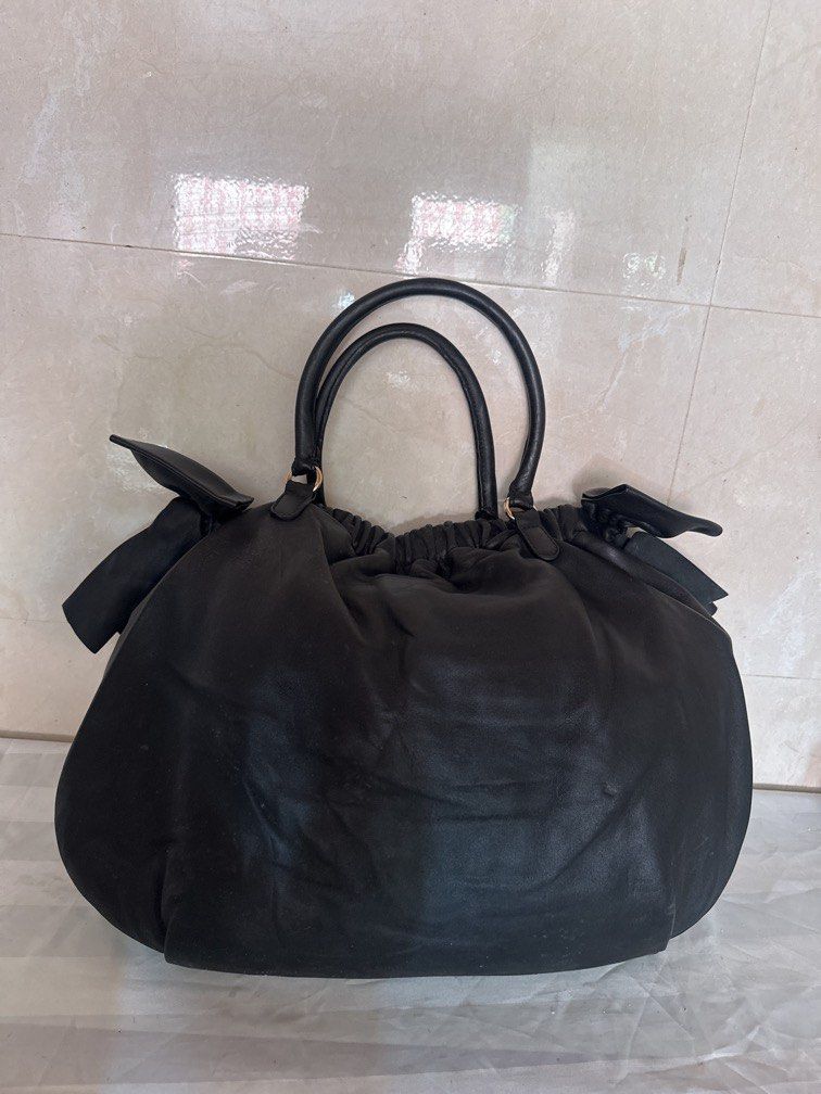 Valentino bag (Category: Luxury Bags & Wallets) located in Caloocan City. Submitted by hariel_beverly_onlineshop (Listing ID 1470218413, Image 3). Description: .