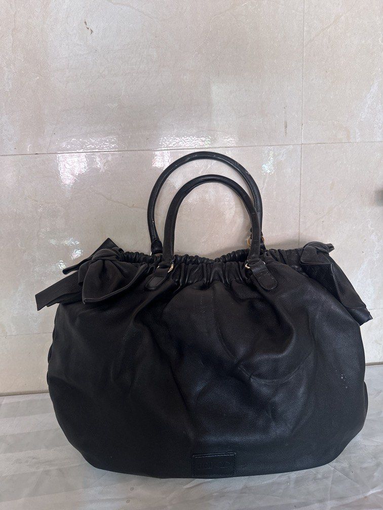 Valentino bag (Category: Luxury Bags & Wallets) located in Caloocan City. Submitted by hariel_beverly_onlineshop (Listing ID 1470218413, Image 1). Description: .