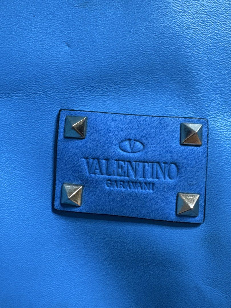 Valentino garavani (Category: Luxury Bags & Wallets) located in Cainta. Submitted by 3rd_street.onlineshop (Listing ID 1470247539, Image 2). Description: Reversible tote normal signs of usage only Large Sf not included Payment first.