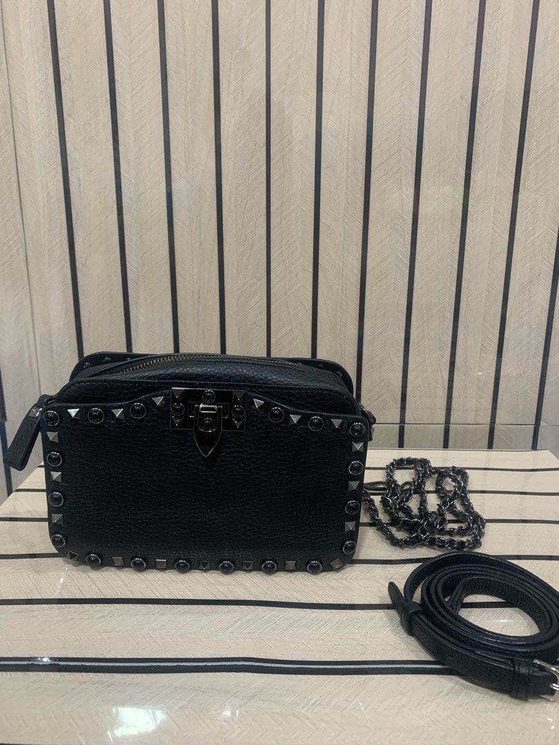 Valentino Garavani Rolling RockStud Camera Bag (Category: Cross-body Bags) located in San Fernando. Submitted by preluxuria_online_shop (Listing ID 1470272552, Image 2). Description: .