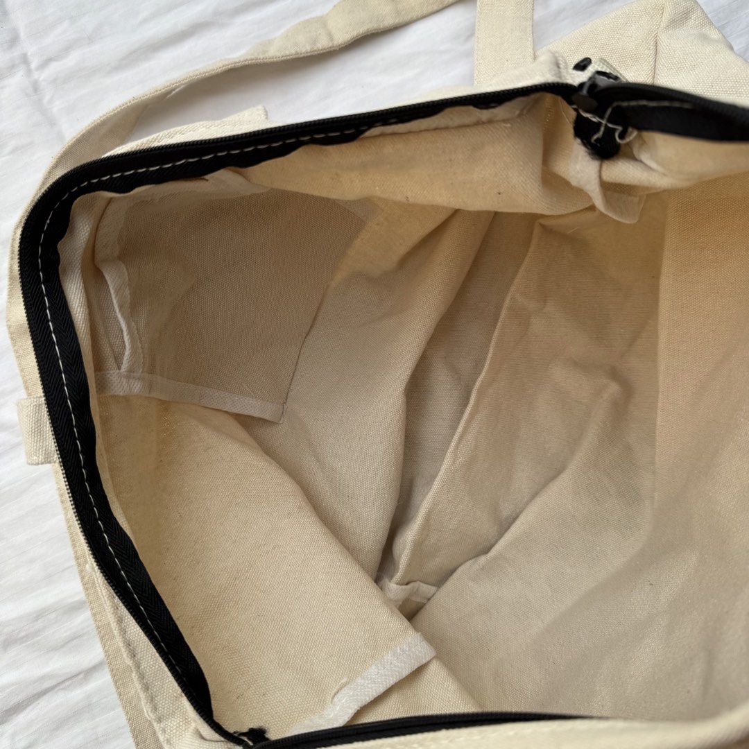 VANS (Category: Tote Bags) located in Pasig City. Submitted by jaaard (Listing ID 1470321330, Image 3). Description: For sale vans Replacement strap.