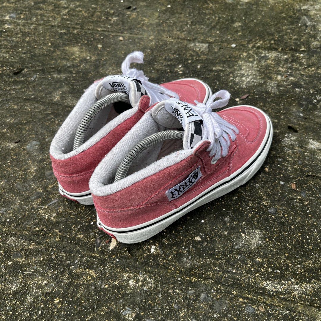 Vans Half Cab “pink” (Category: Sneakers) located in Iloilo. Submitted by singkomils.ilo5000 (Listing ID 1470230796, Image 2). Description: Vans Half Cab “pink” Size 36.5 Excellent condition No flaws Iloilo City.