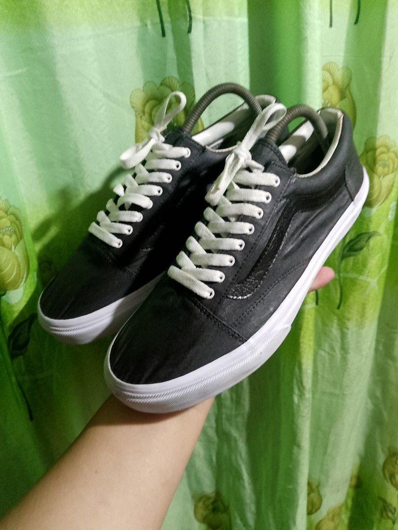 Vans Old Skool Black White US Men 9.0 (Category: Sneakers) located in Manila. Submitted by freehawk.856017 (Listing ID 1470183975, Image 2). Description: - Brand/Model: Vans Old Skool - Color: Black and White - Size: US Men 9.0 / UK 8.0 / EUR 42.0 / CM 27.0 / US Women 10.5 - Condition: Clean uppers with minimal tread wear - Details: Classic side stripe, padded collars, white laces, and white midsoles - Note: Small blue marker marking on the botto