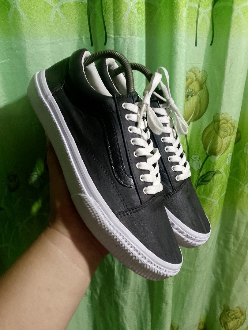 Vans Old Skool Black White US Men 9.0 (Category: Sneakers) located in Manila. Submitted by freehawk.856017 (Listing ID 1470183975, Image 3). Description: - Brand/Model: Vans Old Skool - Color: Black and White - Size: US Men 9.0 / UK 8.0 / EUR 42.0 / CM 27.0 / US Women 10.5 - Condition: Clean uppers with minimal tread wear - Details: Classic side stripe, padded collars, white laces, and white midsoles - Note: Small blue marker marking on the botto