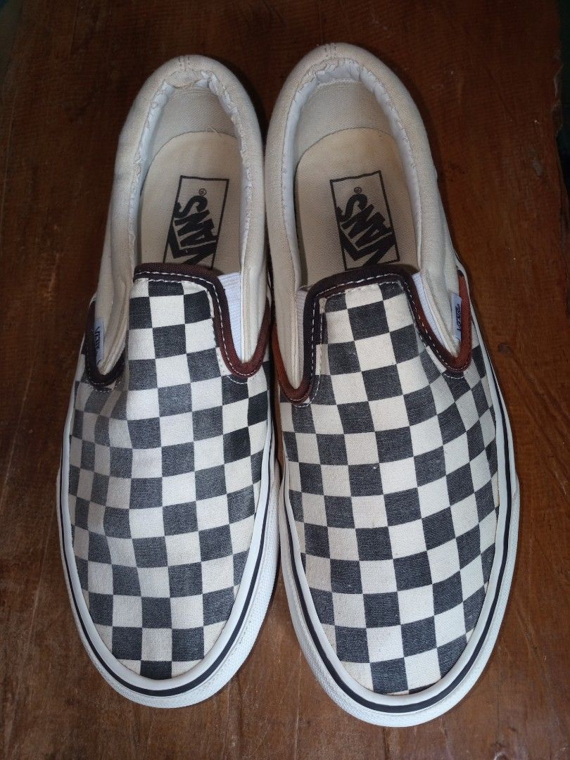 Vans slip on (Category: Sneakers) located in Siquijor. Submitted by jallthi4_12345 (Listing ID 1470214526, Image 1). Description: size 7 mens excellent condition MOP-gcash courier JNT EXPRESS.
