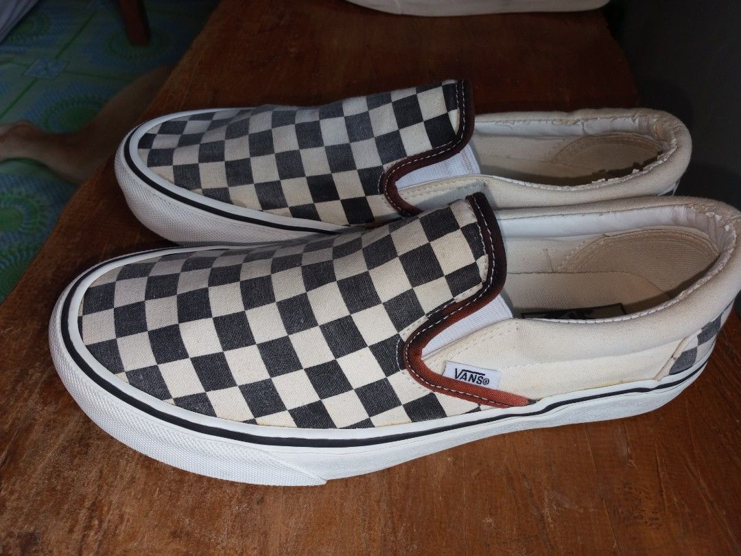 Vans slip on (Category: Sneakers) located in Siquijor. Submitted by jallthi4_12345 (Listing ID 1470214526, Image 3). Description: size 7 mens excellent condition MOP-gcash courier JNT EXPRESS.