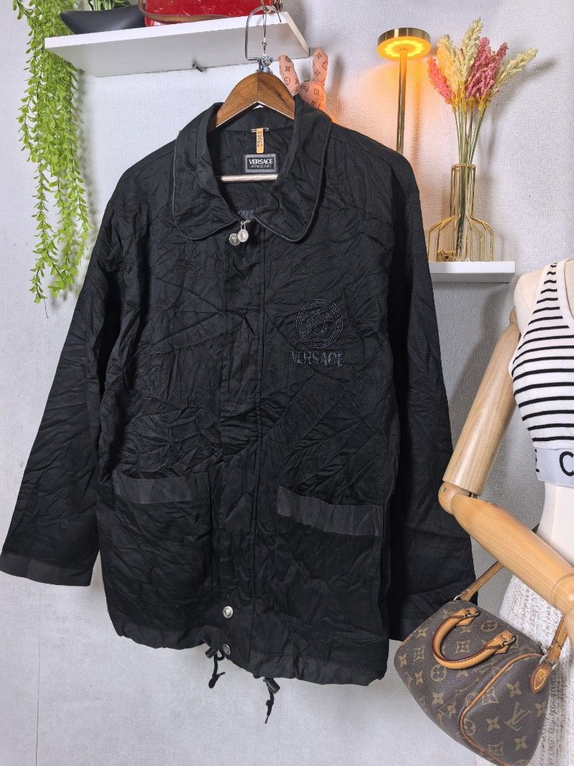 Varsace big logo (Category: Luxury Apparel) located in Baguio. Submitted by ashzachary (Listing ID 1470296122, Image 2). Description: Versace big logo Condition :Excellent condition Color rate 10/10 Size : large semi xlarge Inches:W23/L30 No issues No flaws Super ganda sa personal Pm. More details Good quality Plsss 📌No Bogus 📌No return MOP What you see is what you get PALAWAN, CEBUNA GCASH AND BDO Reminder😊 We're selling thrifted clothes so p