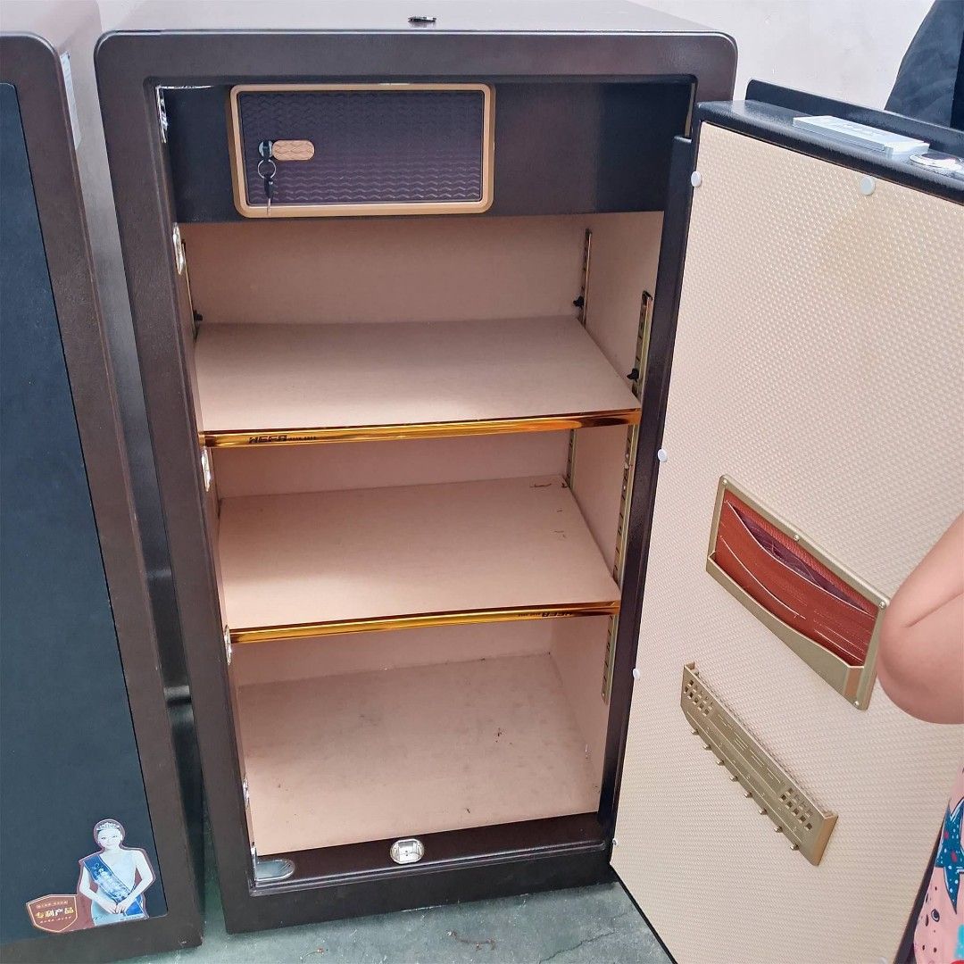 Vault 4ft (Category: Everything Else Others) located in Manila. Submitted by annedayao08 (Listing ID 1470220694, Image 2). Description: 120x60x60.