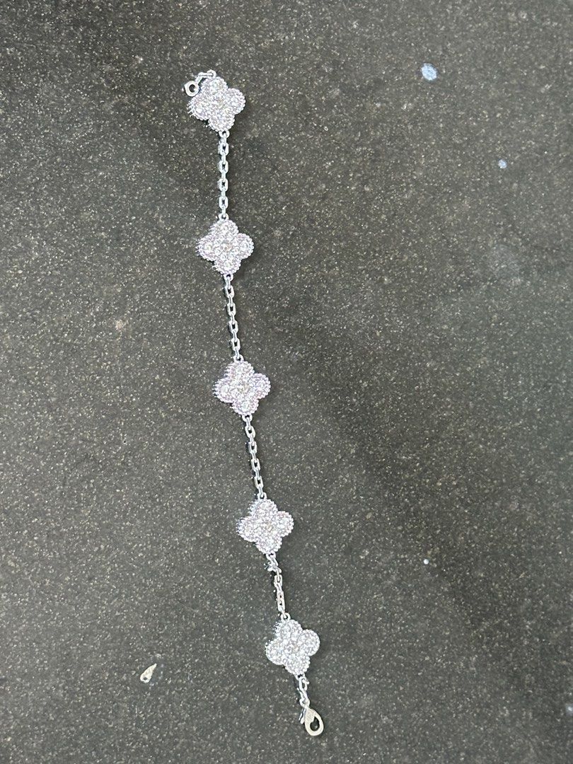 Vca Bracelet (Category: Jewelry) located in Manila. Submitted by lily_2567 (Listing ID 1470189730, Image 2). Description: 18k white gold Pm sa price.