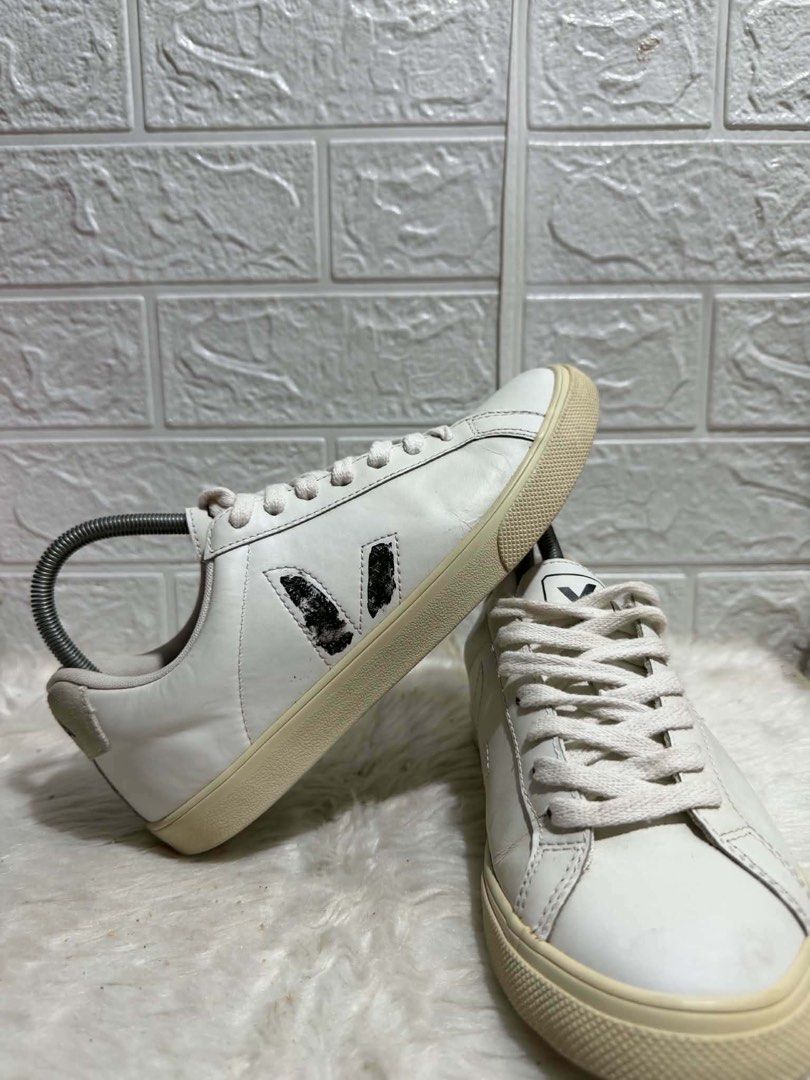 Veja (Category: Sneakers & Footwear) located in Mati. Submitted by yukilux_ (Listing ID 1470298027, Image 3). Description: .