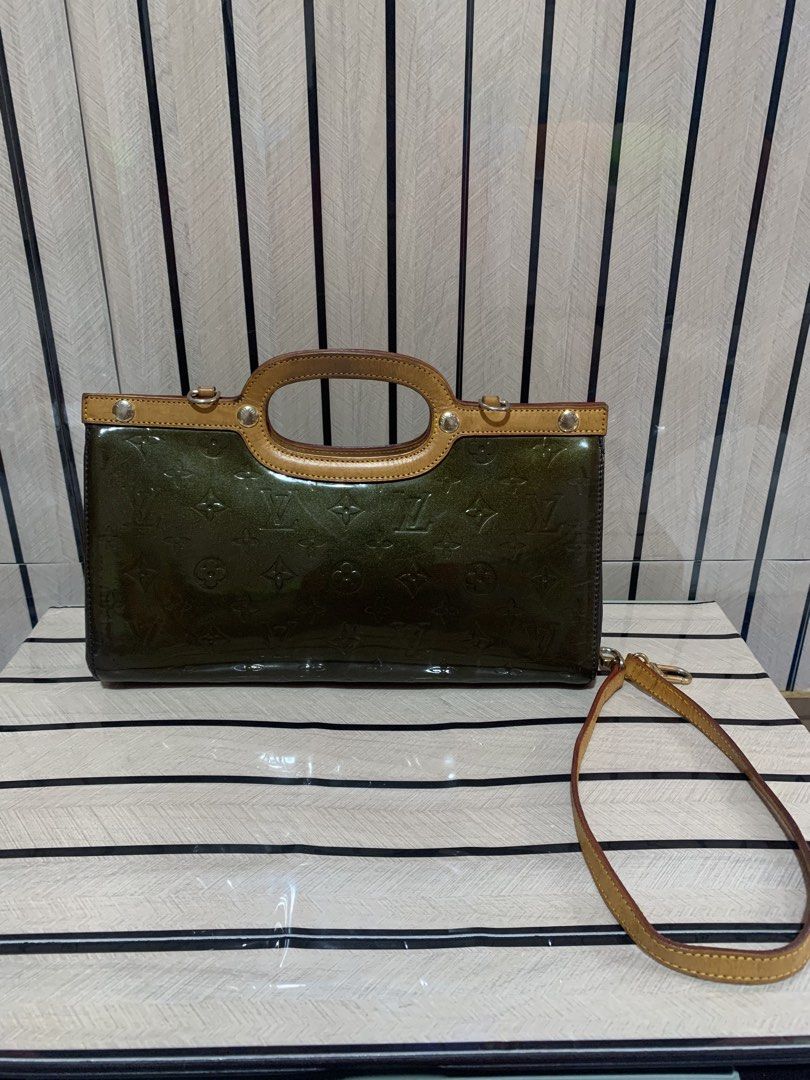 Vernis Roxbury (Category: Shoulder Bags) located in San Fernando. Submitted by preluxuria_online_shop (Listing ID 1470277801, Image 1). Description: .