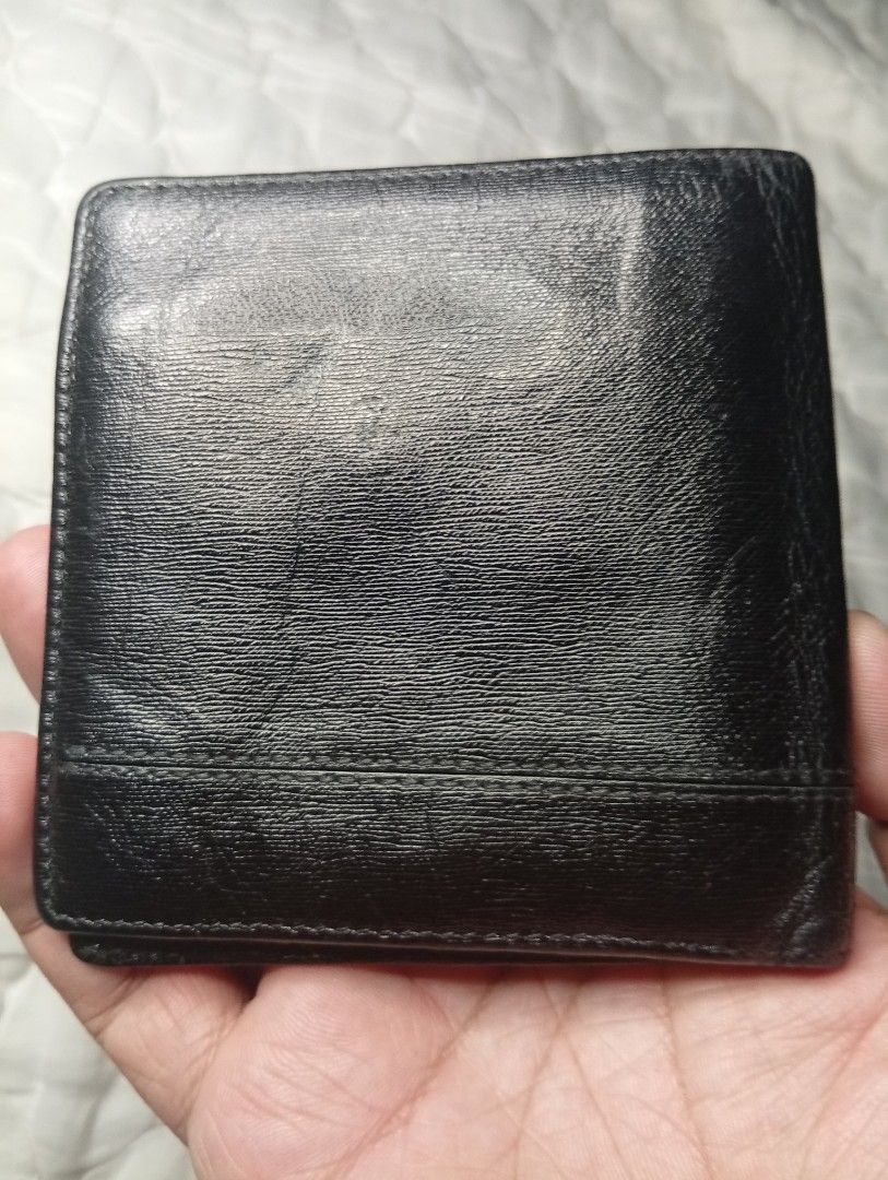 Versace bifold leather wallet (Category: Wallets & Card Holders) located in Cabadbaran. Submitted by lagiuminomtubig1 (Listing ID 1470147522, Image 2). Description: signs of usage lang.