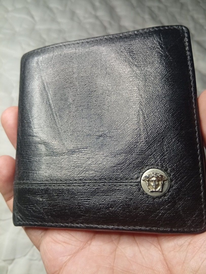 Versace bifold leather wallet (Category: Wallets & Card Holders) located in Cabadbaran. Submitted by lagiuminomtubig1 (Listing ID 1470147522, Image 1). Description: signs of usage lang.