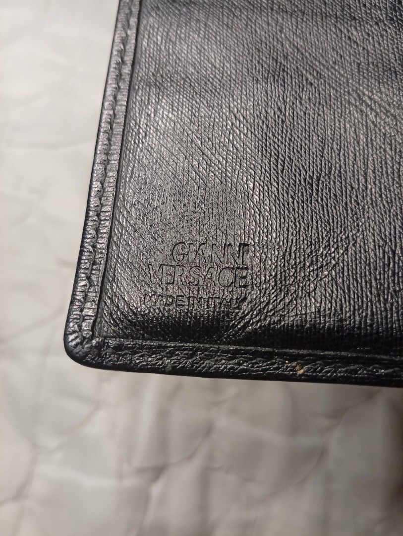Versace bifold leather wallet (Category: Wallets & Card Holders) located in Cabadbaran. Submitted by lagiuminomtubig1 (Listing ID 1470147522, Image 3). Description: signs of usage lang.